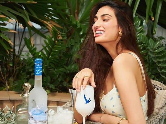 K.L.  રાહુલ હાલમાં એશિયા કપ 2022માં વ્યસ્ત છે. આ પછી તેને સાઉથ આફ્રિકા અને ઓસ્ટ્રેલિયા સામે ટી20 સીરીઝ રમવાની છે. ત્યારબાદ ઓક્ટોબરમાં ટી-20 વર્લ્ડ કપ પણ શરૂ થવાનો છે. આવી સ્થિતિમાં, આગામી બે મહિના માટે રાહુલનું શેડ્યૂલ ખૂબ જ વ્યસ્ત છે. બીજી તરફ આથિયા શેટ્ટી પણ હાલમાં કેટલાક ફિલ્મ પ્રોજેક્ટ્સમાં વ્યસ્ત છે.