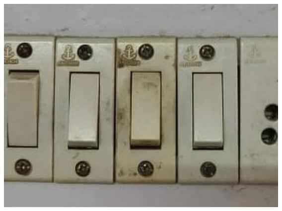 હવે બ્રશની મદદથી સ્વીચ બોર્ડને સાફ કરો અને તેને કપડાથી લૂછી લો. આનાથી પણ સ્વીચ બોર્ડ સંપૂર્ણપણે સાફ થઈ જશે. ધ્યાનમાં રાખો કે સ્વીચ બોર્ડ સાફ કર્યાના અડધા કલાક પછી, ઇલેક્ટ્રિક પાવર ચાલુ કરો.