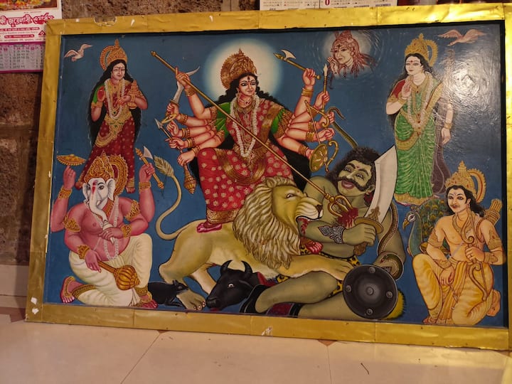 কিন্তু রাজা যত এগোতে থাকেন, ততই মাটিতে প্রবেশ করতে থাকেন ওই সুন্দরী রমণী।