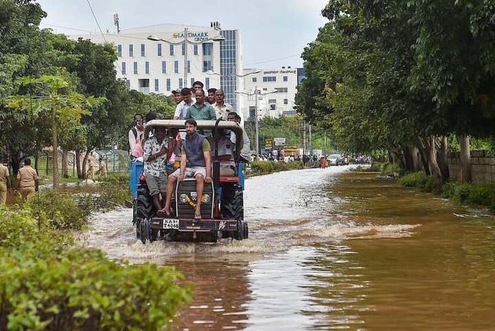 बेंगलुरु का आईटी हब कहा जाने वाला व्हाइट फील्ड इलाका भी पूरी तरह जलमग्न है. वहीं सिलिकॉन सिटी का हर इलाका पानी में डूबा नजर आ रहा है. आलम ये है कि लोगों को ट्रैक्टर पर सवार होकर ऑफिस जाना पड़ रहा है.