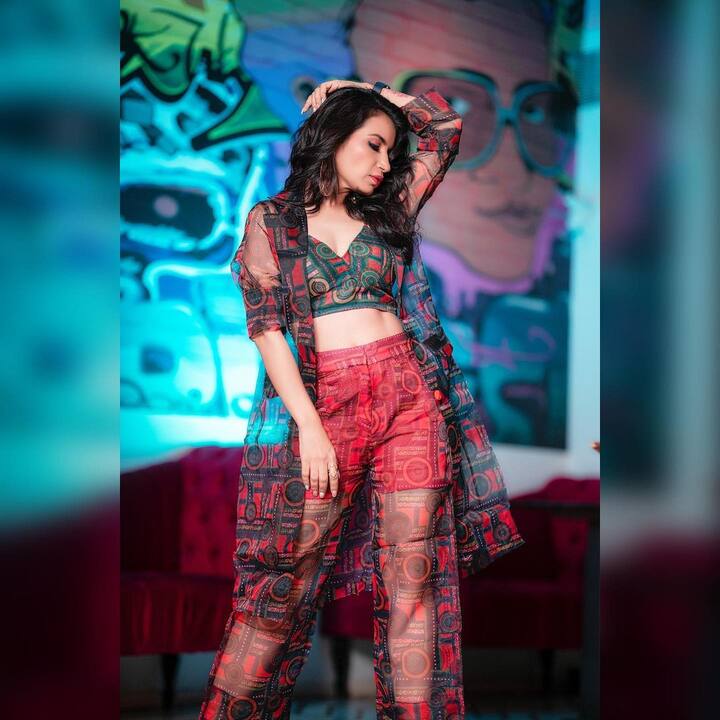 दरअसल प्रिया आहूजा सोशल मीडिया पर काफी एक्टिव रहती हैं और आए दिन अपनी एक से बढ़कर एक ग्लैमरस और बोल्ड तस्वीरें शेयर करती रहती हैं.