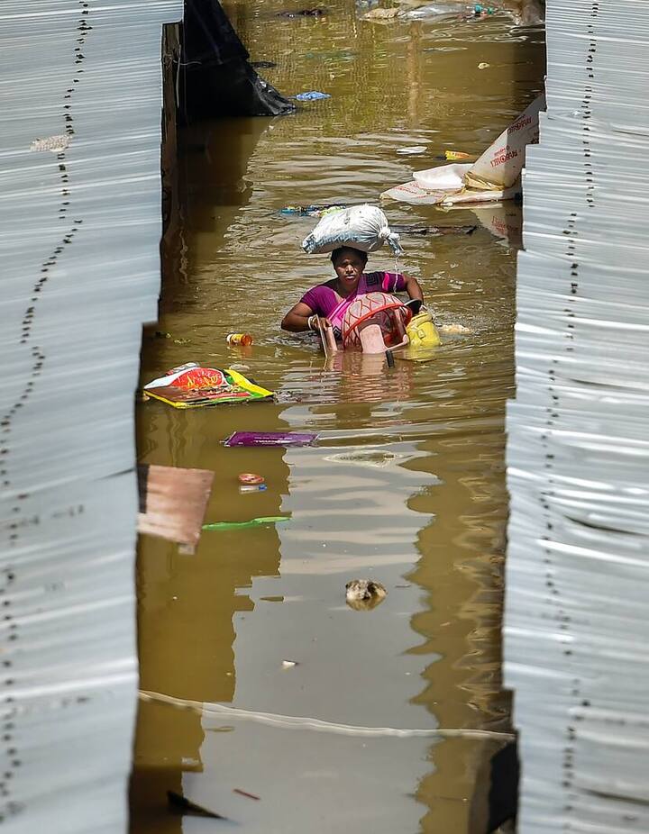 कर्नाटक के गडक में भी भारी बारिश हुई है जिससे नदी नाले सब उफान पर आ गए हैं.सड़कों पर सैलाब आ गया है.