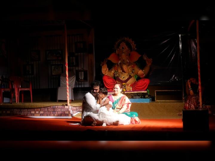 'बाबा मला मारु नका' या संकल्पनेवर आधारित जिवंत देखाव्यातून अनोख्या पद्धतीने जनजागृती या मंडळाने केली आहे.