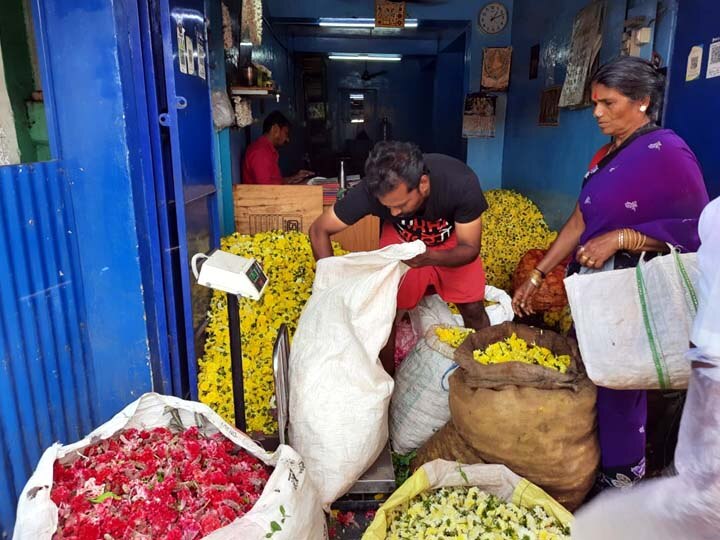 Madurai: ஆயுத பூஜையை முன்னிட்டு பூக்களின் விலை சற்று அதிகரிப்பு - நாளை இரு மடங்கு விலை உயர வாய்ப்பு