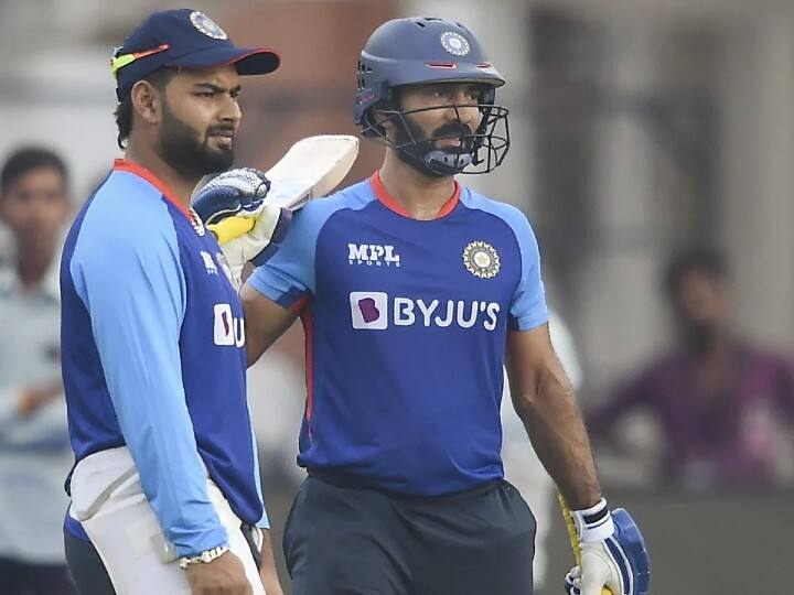 प्लेइंग इलेवन चुनने में गलती: सुपर-4 के दोनों मुकाबलों में दिनेश कार्तिक की जगह ऋषभ पंत को खिलाया गया जबकि हालिया प्रदर्शन देखा जाए तो पंत के मुकाबले कार्तिक बेहद जबरदस्त लय में थे. ऋषभ पंत दोनों ही मैचों में कोई असर नहीं छोड़ पाए. इसके अलावा ग्रुप स्टेज में लगातार दो जीत के बाद सुपर-4 राउंड के इन मैचों में गैरजरूरी बदलाव किए गए. आवेश खान बीमारी के चलते और रविंद्र जडेजा चोट के चलते बाहर हुए थे, इनकी जगह दीपक चाहर और अक्षर पटेल जैसे खिलाड़ियों को टीम में शामिल किया जा सकता था लेकिन इसके उलट दूसरे विकल्प चुने गए.