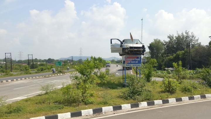 वैसे ये वाकई एक अनूठा प्रयोग है.यहां मिर्जापुर-नागपुर हाइवे (NH-30) पर लम्हेटा बायपास चौराहे में एक एक्सीडेंटल वाहन को एक बूथ (पोडियम) के ऊपर रखा गया है. दूर से देखने पर पहले तो ये हर किसी को भी अचंभित कर देता है,लेकिन जब लोगों की निगाह बूथ पर लिखी लाइनों पर जाती है,तो उन्हें बड़ी सीख मिलती है.सीख ये कि अगर आप गाड़ी चला रहे हैं तो गति नियंत्रित रखें और यातायात नियमों का पालन जरूर करें.