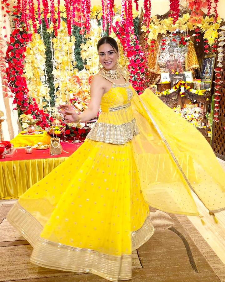 श्रद्धा आर्या ने एक खूबसूरत येलो कलर की लहंगा-चोली पहनी, जिसके बॉर्डर पर गोल्डन डिटेलिंग थी.