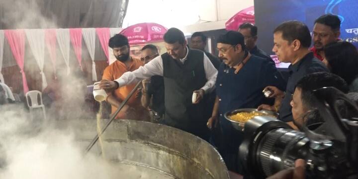 त्यांच्या या उपक्रमाला राज्याचे उपमुख्यमंत्री देवेंद्र फडणवीस यांनी भेट दिली. त्यांनी फक्त हजेरीच लावली नाही तर सोबतच तयार करत असलेल्या साताळलेली डाळीत मसाले, हिंग टाकून फोडणी दिली.