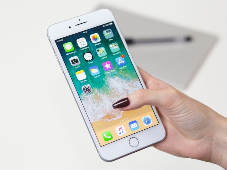 Brazil Government bans sell of iPhone and fines Apple for not not giving charger and alleged discrimination iPhone Fined: এত দামি ফোন, অথচ চার্জার নেই! মোটা টাকা জরিমানা অ্যাপল-কে, আইফোনের বিক্রি নিষিদ্ধ করল এই দেশ