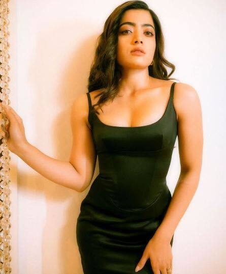 अपनी बॉलीवुड डेब्यू फिल्म 'गुडबाय' के ट्रेलर लॉन्च पर, रश्मिका ने अपने 'पुष्पा 2' शूट शेड्यूल के बारे में एक अपडेट दिया.