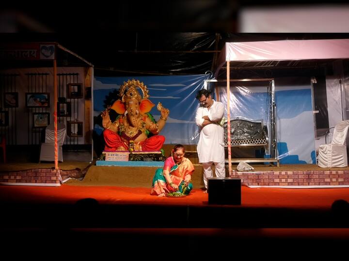 या देखाव्यातून अनोख्या पद्धतीने जनजागृती करत ज्वलंत विषयावर सर्वांनाच विचार करायला भाग पाडणारा हा देखावा आहे.