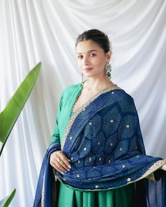 Alia Bhatt Pics: प्रेग्नेंसी में भी बरकरार है 'मिसेज कपूर' का फैशन, अब अनारकली सूट में बेबी बंप छिपाती दिखीं आलिया
