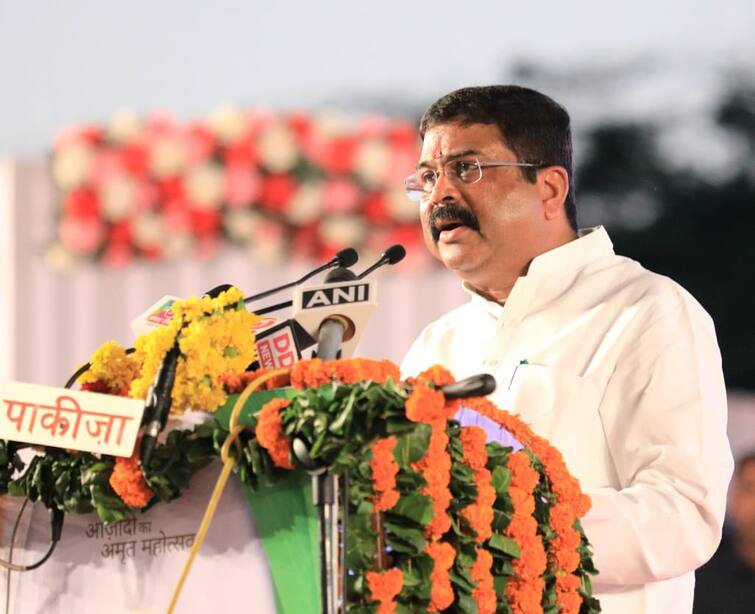 Union Education Minister Dharmendra Pradhan Says No Proposal To Merge NEET JEE and CUET NEET JEE CUET Merge: நீட், ஜேஇஇ, க்யூட் தேர்வுகளை இணைக்கும் திட்டமில்லை: மத்தியக் கல்வியமைச்சர் அதிரடி