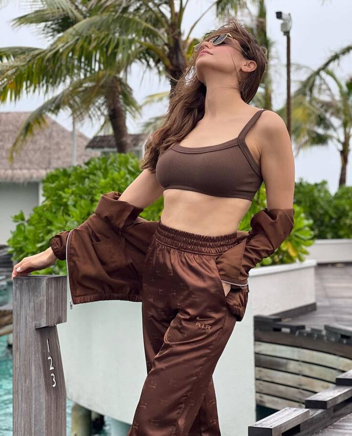 गेल्या काही काळापासून ती तिच्या कोणत्याही प्रोजेक्टपेक्षा तिच्या बोल्ड लूकमुळे चर्चेत आहे.(फोटो सौजन्य:aamnasharifofficial/इंस्टाग्राम)