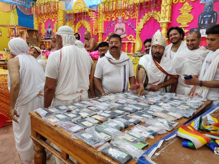 हमें अपने अपने मोबाइल को मंदिर में 24 घंटे के लिए बन्द करके छोड़ना होगा. इसमें भी ज्यादातर उन लोगों को जोड़ा गया है जो सोशल मीडिया, ऑनलाइन गेमिंग और पॉर्नोग्राफी की लत से परेशान हैं. इसके लिए जैन समाज ने यह अनोखी पहल शुरू की है. इस उपवास के दौरान आपको मोबाइल फोन, लैपटॉप ओर टीवी जैसी चीजों से दूरी बनाकर असली दुनिया का अनुभव लेना होता है. इस अनोखे उपवास का एक मात्र उद्देश्य यही है कि लोग अपने मोबाइल की लत को कैसे छोड़ सकते हैं.