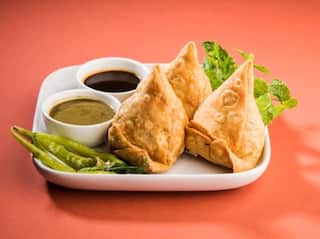 Man denied bowls and spoons for eating samosa calls CM helpline number சமோசா சாப்பிட ஸ்பூன் தரல... முதலமைச்சர் ஹெல்ப்லைனில் புகார் அளித்த நபர்!