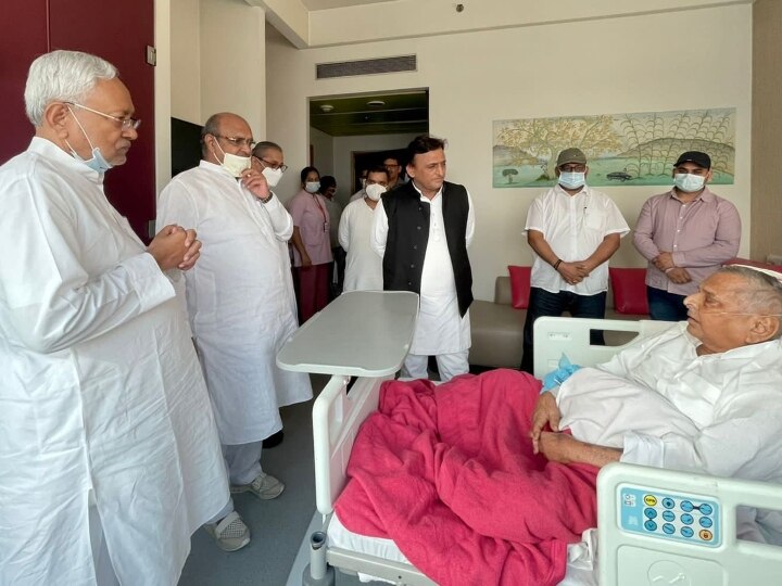 UP Politics: अस्पताल में नीतीश कुमार के बाद अब मुलायम सिंह यादव से मिले ओमप्रकाश चौटाला, तस्वीरों से मची खलबली