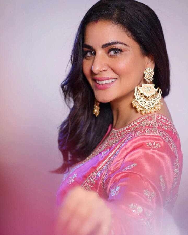 इन दिनों सोशल मीडिया पर टीवी एक्ट्रेस श्रद्धा आर्या (Shraddha Arya) के ही जलवे हैं. अभिनेत्री ने एक बार फिर संस्कारी अवतार में अपनी अदाएं बिखेर फैंस को दीवाना बना दिया है.