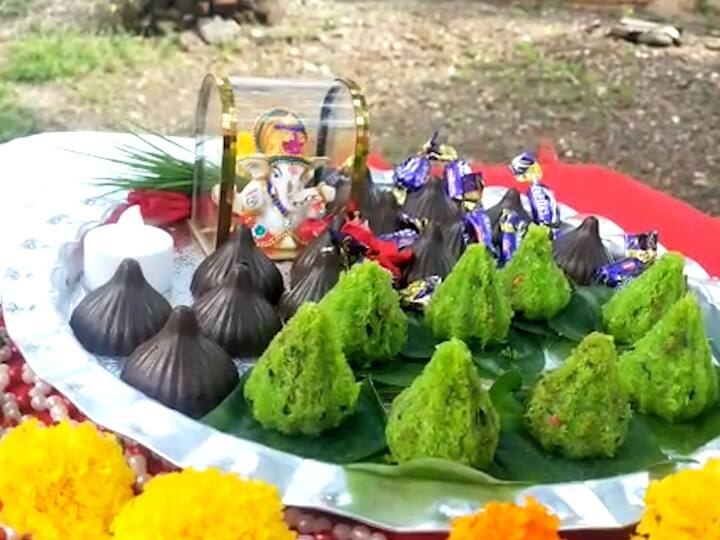 विविध मोदक बनविण्याच्या स्पर्धेसाठी महिलांचाही मोठ्या प्रमाणात उत्साह या ठिकाणी पाहायला मिळाला.