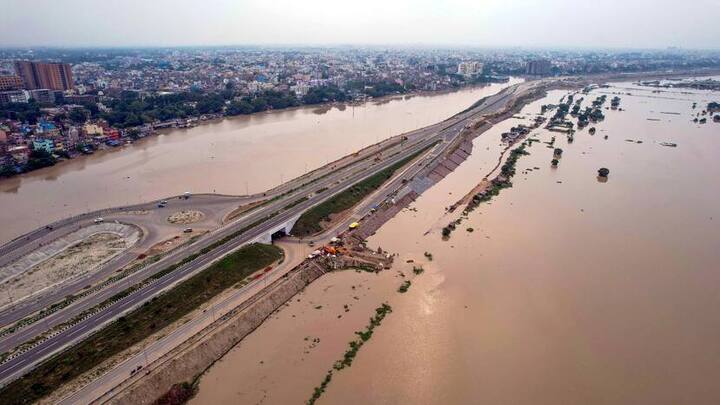 देश के पूर्वी हिस्से बिहार में भी बारिश की वजह से जगह-जगह बाढ़ का मंजर देखने को मिल रहा हैं. सीतामढ़ी से लेकर कैमूर तक कई इलाके जलमग्न हैं.