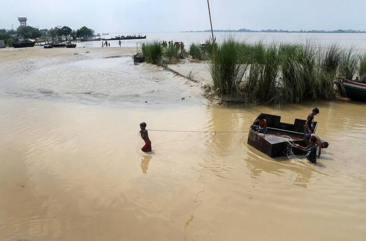 तस्वीर में देख सकते हैं कि बिहार में बाढ़ का पानी खेतों में भी घुस गया है इस वजह से किसानों को काफी नुकसान उठाना पड़ रहा है.