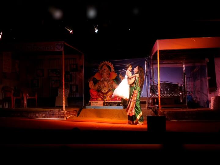 या निमित्ताने घरोघरी तसेच सार्वजनिक गणपती मंडळात देखाव्या बरोबरच सामाजिक संदेशही देण्यात येतोय.