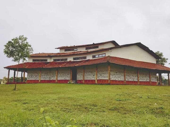 पर्यटन विभाग से मिली जानकारी के मुताबिक छत्तीसगढ़ के बस्तर में स्थित चित्रकोट दंडामि रिसोर्ट में सरकार के 4 करोड़ से अधिक रुपए खर्च हुए हैं,और इसके 30 साल के लीज के लिए मिनिमम बीडिंग प्राइस 15 करोड़ 94 लाख रखी गई है, वहीं सालाना बिडिंग प्राइस 53 लाख रुपये है यानी कि हर महीने 4 लाख 42 हजार रुपये का किराया कंपनी को विभाग को देना होगा.
