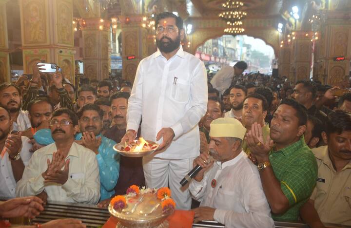 आरतीच्या वेळी वरुणराजाने देखील हजेरी लावली होती.