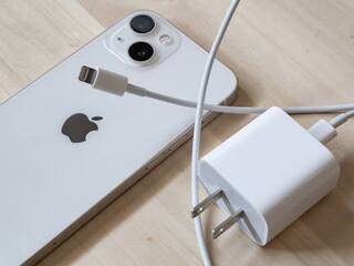 iPhone without charger :  चार्जरशिवाय आयफोन विकण्यावर ॲपलला ‘या’ देशात बंदी, 20 कोटींचा दंड