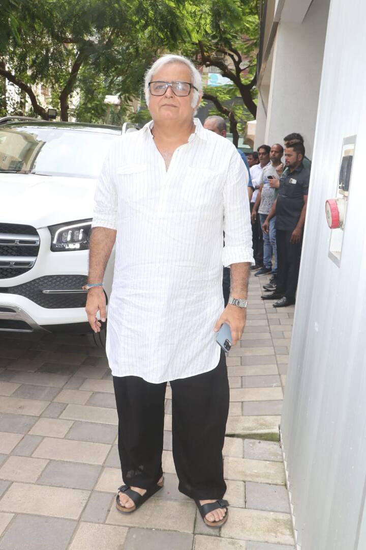 हाल ही में भूषण कुमार के टी-सीरीज (T-series Office) ऑफिस में गणपति बप्पा की पूजा रखी गई थी. इस दौरान कई सेलेब्स को एक साथ स्पॉट किया गया.