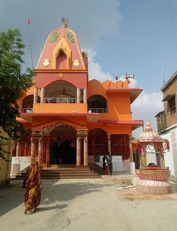 मंदिर को लेकर मान्यता है कि करीब ढाई सौ वर्षों पहले इस इलाके में महामारी का प्रकोप हुआ था. इस दौरान बड़ी संख्या में लोगों को अपनी जान गंवानी पड़ी थी. इस दौरान हर चीज की कमी हो गई और मंदिर में पूजन सामग्री की भी कमी हो गई.