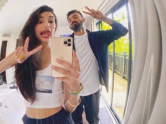 આથિયા અને રાહુલના સંબંધોના સમાચાર ઘણા સમયથી લાઈમલાઈટથી દૂર હતા પરંતુ એક સોશિયલ મીડિયા પોસ્ટમાં બંનેની લવ સ્ટોરીનો ખુલાસો થયો હતો. કેએલ રાહુલે આથિયાને તેના જન્મદિવસ પર શુભેચ્છા પાઠવી હતી તે પોસ્ટમાં, તેણે આથિયા સાથેની તેની તસવીર સાથે હાર્ટ ઇમોજી શેર કરી.