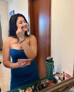 Poonam Bajwa Photos: అందానికి మెరుగులు దిద్దుకుంటున్న 'బాస్' బ్యూటీ