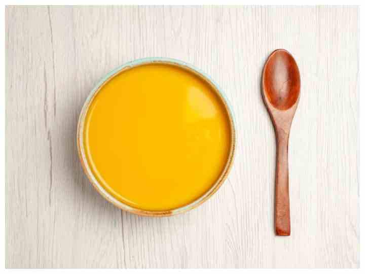कान में घी और लहसुन को पकाकर डालने से खुजली से राहत मिल सकती है. (Photo- Freepik)