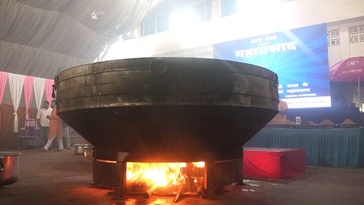 विदर्भात गणपती विसर्जनाच्या दिवशी सताळलेल्या डाळीचा महाप्रसाद केला जातो. विदर्भाची तीच परंपरा जपत विष्णू मनोहर यांनी आज एकाच कढ़ईत तब्बल 3 हजार किलोचा महाप्रसाद तयार केला.