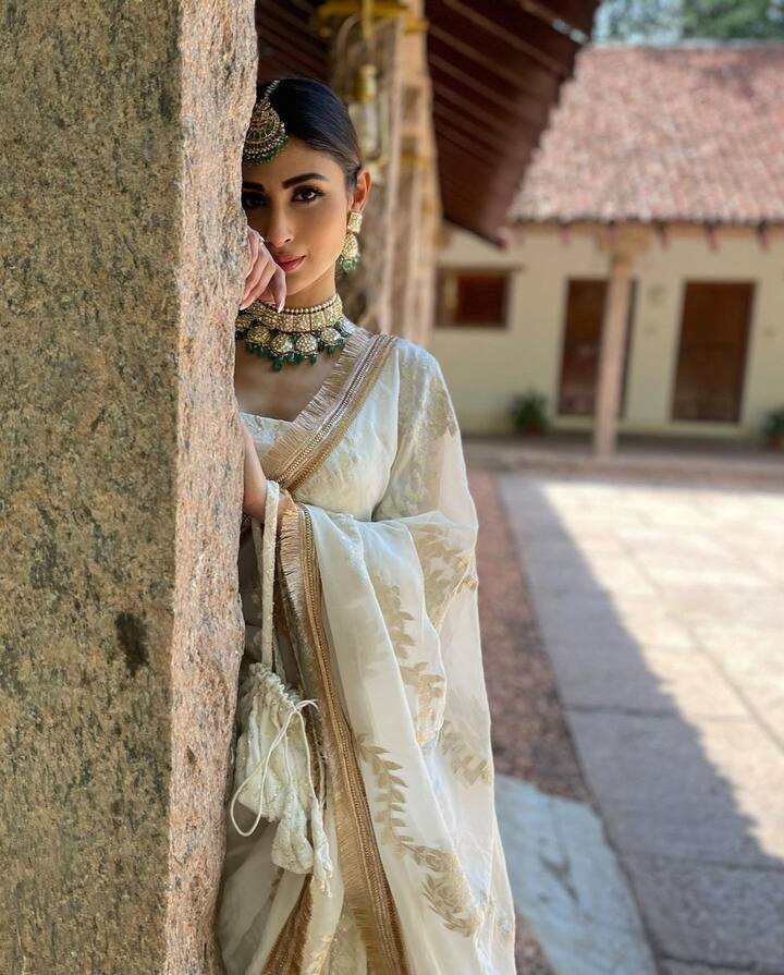 अशा परिस्थितीत ती जवळपास दररोज तिचा नवनवीन लूक चाहत्यांसोबत शेअर करत असते. (फोटो सौजन्य :imouniroy/इंस्टाग्राम)
