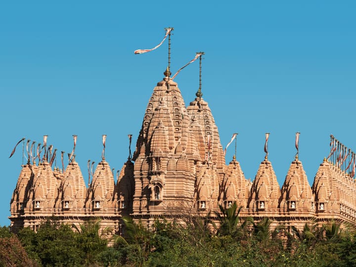 भद्रेश्वर जैन मंदिर (Bhadreshwar Jain Tirth Derasar) कच्छ में स्थित है. ये बहुत ही प्राचीन मंदिरों में से एक है. भद्रेश्वर जैन मंदिर अनूठी संस्कृति के लिए काफी प्रसिद्ध है. यह तीर्थ कच्छ के धार्मिक स्थलों में सबसे प्राचीन और महत्वपूर्ण माना जाता है. भद्रेश्वर जैन मंदिर को वसई जैन मंदिर के नाम से भी जाना जाता है. कहा जाता है कि भद्रेश्वर जैन मंदिर भारत के सबसे पुराने जैन मंदिरों में से एक है.