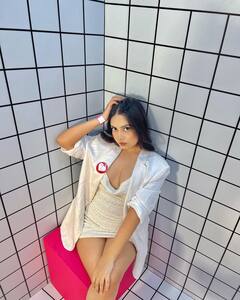 Urfi Sister: ग्लैमर के मामले में उर्फी जावेद से भी आगे हैं उनकी बहन, दिल थामकर देखें डॉली जावेद की ये सिजलिंग तस्वीरें