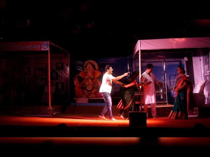 चिपळूणमधील महर्षी आण्णासाहेब कर्वे मित्र मंडळाने सार्वजनिक गणेशोत्सवात असाच एक सामाजिक संदेश देणारा अनोखा देखावा सादर केला आहे.