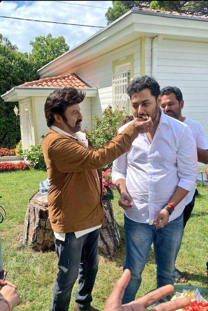 కుమారుడికి కేక్ తినిపిస్తున్న తండ్రి! బాలకృష్ణ హీరోగా నటిస్తున్న NBK107 సినిమా షూటింగ్ టర్కీలోని ఇస్తాంబుల్ నగరంలో జరుగుతోంది. అక్కడ హీరో హీరోయిన్లు, ఇతర ప్రధాన తారాగణంపై కీలక సన్నివేశాలు, పాటలు తెరకెక్కిస్తున్నారు.  