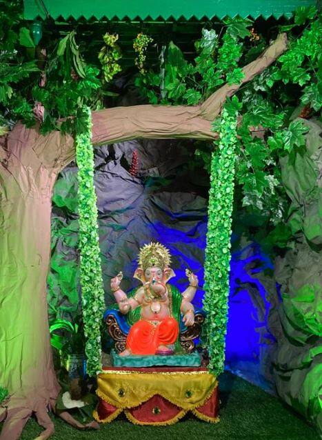 देखावा पाहण्यासाठी नागरिकांची गर्दी
