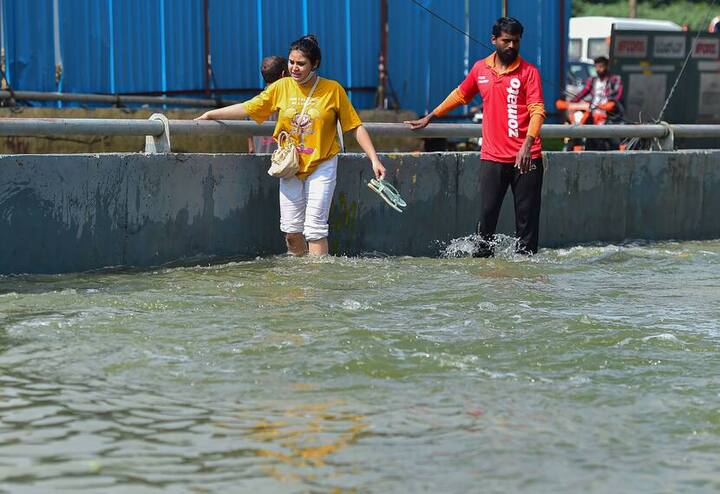 कर्नाटक में इन दिनों हर गली और शहर में सैलाब देखने को मिल रहा है.सबसे ज्यादा मार आईटी सिटी बेंगलुरु पर पड़ी है. तीन दिन से बेंगलुरु सैलाब के आगे दम तोड़ रहा है.वही मौसम विभाग ने बेंगलुरु के लिए रेड अलर्ट जारी किया है.