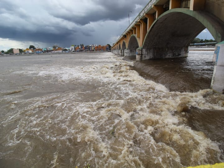 மதுரையில் கரை புரண்டோடும் வைகை - போக்குவரத்து பாதிப்பு