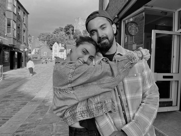 આથિયા બોલિવૂડ એક્ટર સુનીલ શેટ્ટીની દીકરી છે. અથિયાએ કેટલીક ફિલ્મોમાં લીડ એક્ટ્રેસ તરીકે પણ કામ કર્યું છે. પરંતુ લાંબા સમયથી તે મોટા પડદા પર દેખાઈ નથી.