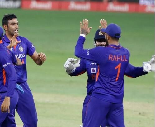 এর আগে পাকিস্তানের বিরুদ্ধেও হারতে হয়েছিল টিম ইন্ডিয়াকে। অর্থাৎ সুপার ফোরে পরপর ২ ম্যাচেই হারতে হয়েছে রাহুলদের।