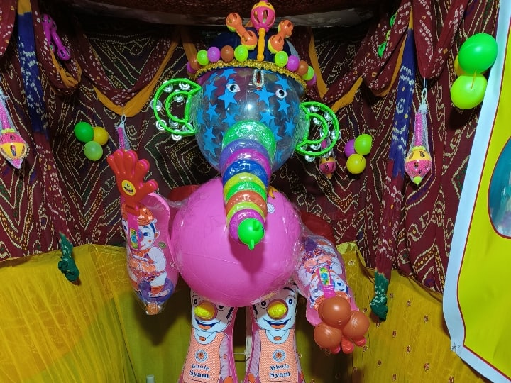 Ganesh Chaturthi 2022 Lord Ganesha no immersion, distributes idols of Bappa among children, know reason ANN Ganesh Chaturthi 2022: भगवान गणेश का नहीं करते विसर्जन, बच्चों में बांट देते हैं बप्पा की मूर्तियां, जानें वजह
