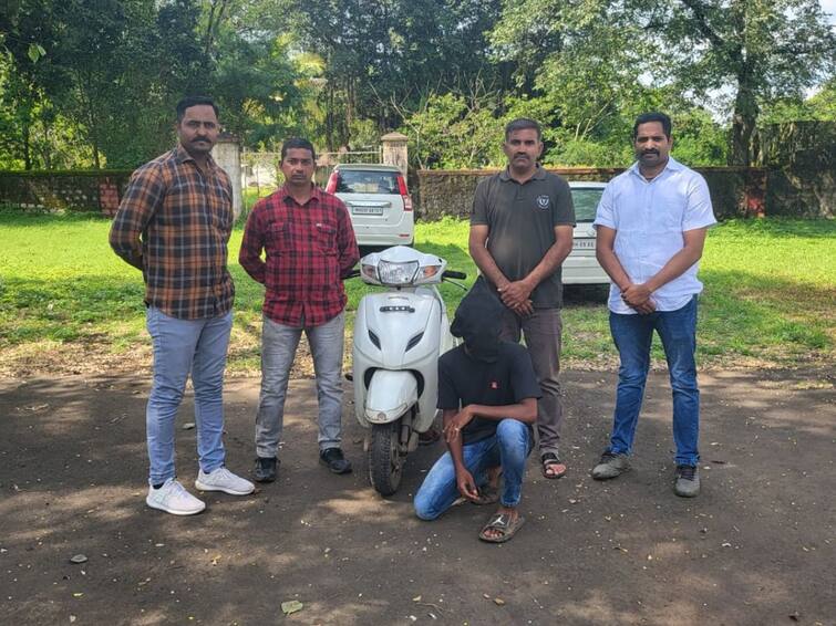 kolhapur police LCB shackled two people who forcibly stole a moped after beating Kolhapur Crime : मारहाण करून जबरदस्तीने मोपेड चोरणाऱ्या दोघांना एलसीबीने ठोकल्या बेड्या 