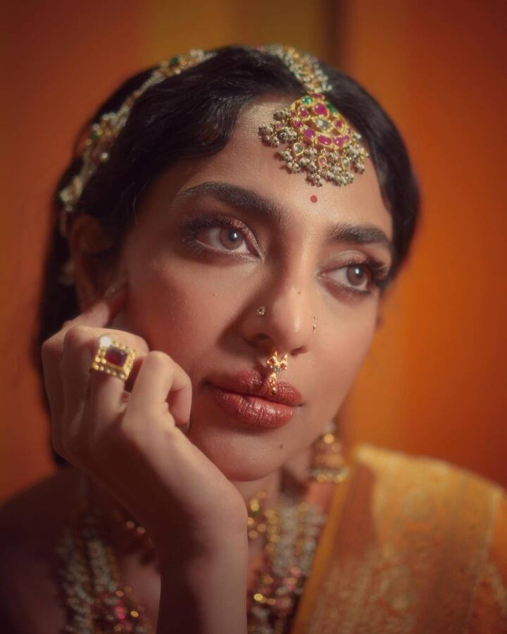 అడవి శేష్ తో కలిసి మేజర్, గూఢాచారి సినిమాల్లో నటించింది. Image Credit: Sobhita Dhulipala @ Instagram