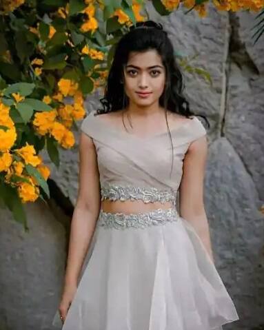 'ગુડબાય'માં અમિતાભ બચ્ચન સાથે ફ્રેમ શેર કરવા વિશે બોલતા રશ્મિકાએ તેના શૂટિંગના પહેલા દિવસને યાદ કરતા કહ્યું,