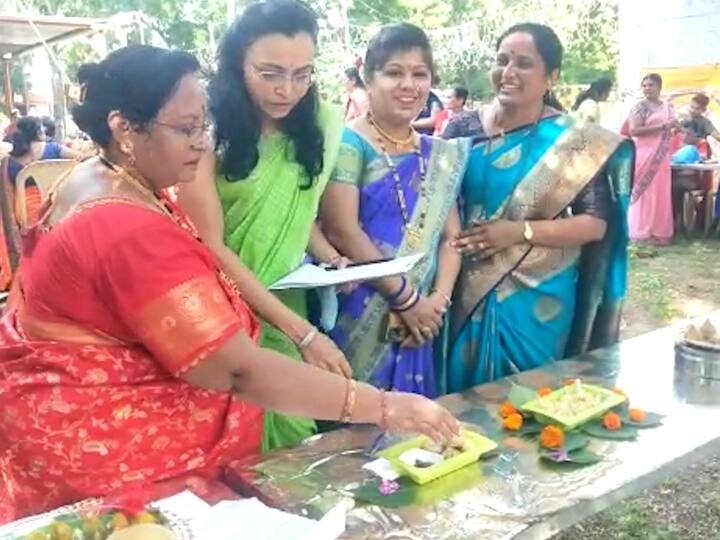 कार्यक्रमाला मंत्री गिरीश महाजन यांच्या पत्नी साधना महाजन यांचीही या ठिकाणी प्रमुख उपस्थिती होती. तसेच उपायुक्त डॉ. विद्या गायकवाड, नगरसेविका गायत्री राणे, नगरसेविका सुरेखा तायडे हे सुध्दा या कार्यक्रमासाठी उपस्थित होते. उपस्थित मान्यवरांना मोदक टेस्ट करण्याचा मोह आवरला नाही, त्यांनीही या ठिकाणच्या विविध मोदकचा आस्वाद घेतला.